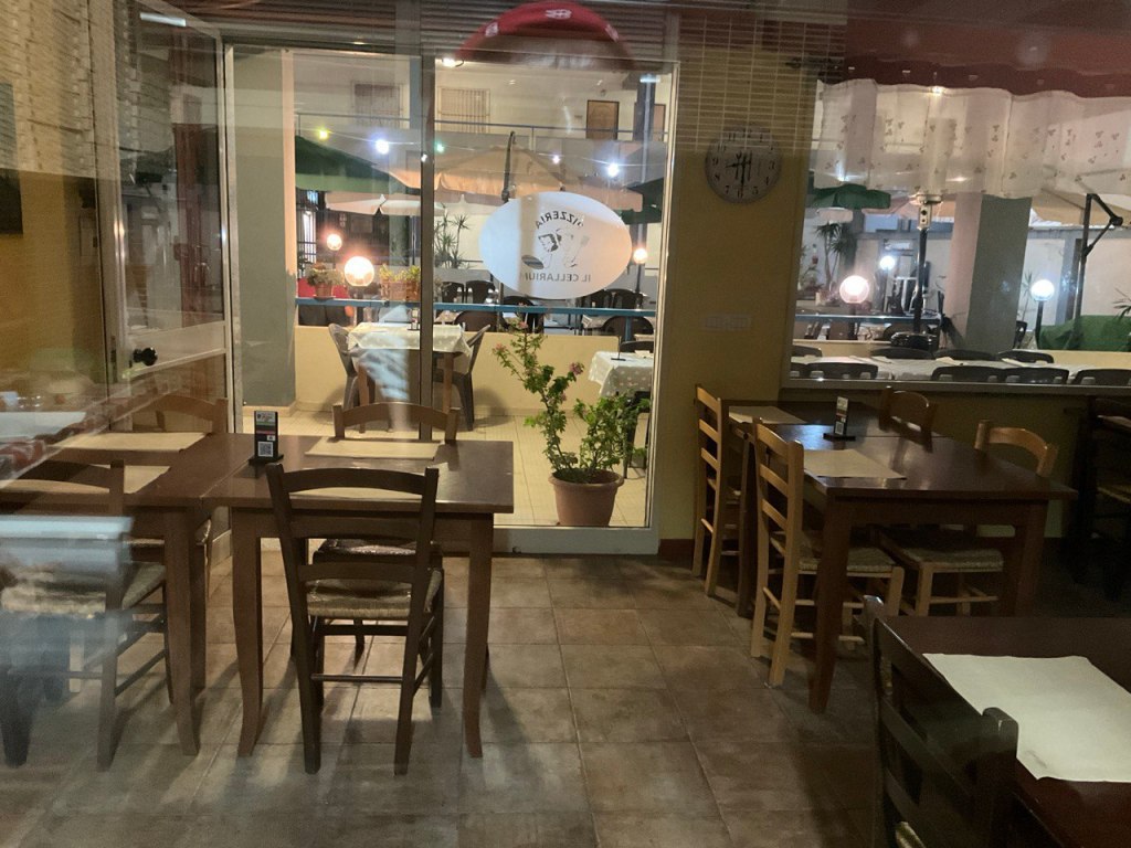 Sala con tavoli di Non Solo Pizza a Selargius